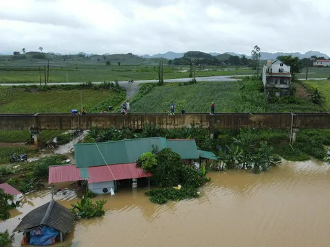 Bão số 5 gây mưa lớn ở Hà Nội: Phố biến thành sông, người dân vật lộn di chuyển