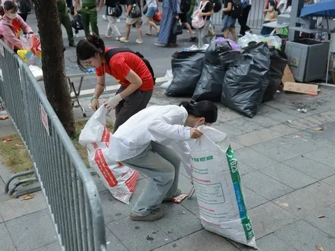 Nữ sinh 17 tuổi gây ấn tượng với hành động nhặt rác sau lễ diễu binh A80