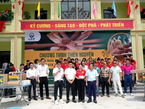 Nhóm nghệ sĩ và những người bạn mang yêu thương đến Trường Giáo dục Chuyên biệt Phú Thọ