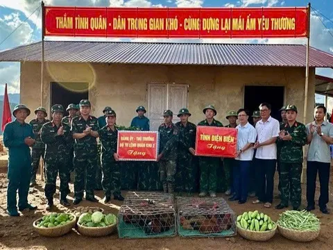 Quân khu 2 kiểm tra tiến độ xây dựng nhà ở cho người dân vùng lũ Điện Biên