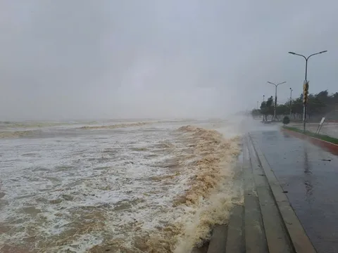 Cảnh báo những cơn bão dữ bất thường và nguy cơ gia tăng do biến đổi khí hậu