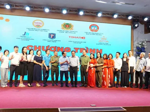 “Trung thu đong đầy yêu thương” - Trao 300 phần quà và tư vấn pháp luật bảo vệ trẻ em tại Phú Thọ