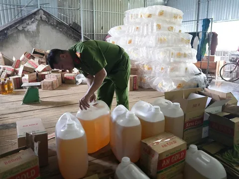 Cơ sở sản xuất hơn 2,7 triệu lít dầu ăn giả bị phát hiện