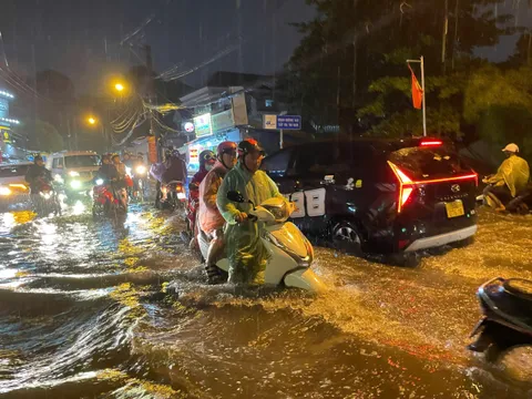 Không khí lạnh tràn về, miền Bắc se lạnh sáng sớm, miền Trung mưa lớn diện rộng