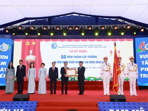 Trường Cao đẳng Điện tử - Điện lạnh Hà Nội đón nhận Huân chương Lao động hạng Ba