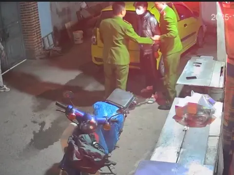 Đối tượng cướp giật điện thoại bị tóm gọn khi đang tẩu tán tang vật tại đường Cầu Diễn