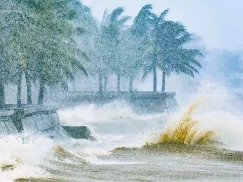 Bão số 15 liên tục đổi hướng, dự báo mạnh lên khi hoạt động trên Biển Đông