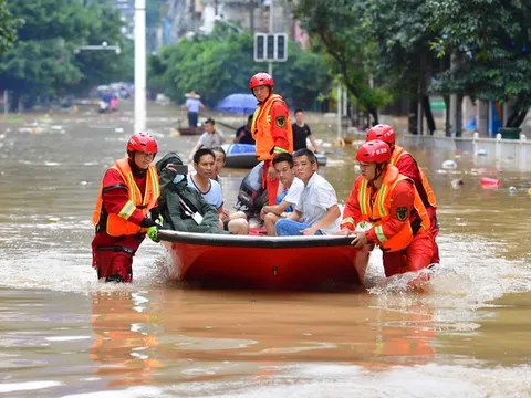 Chi trả gộp 3 tháng lương hưu và trợ cấp bảo hiểm xã hội cho người dân vùng lũ