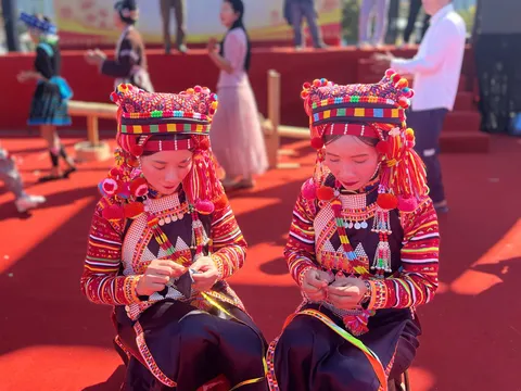 Sắc màu thổ cẩm qua bàn tay phụ nữ miền sơn cước Lai Châu