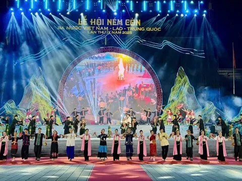 Rực rỡ sắc màu đoàn kết tại Lễ hội ném còn Việt Nam – Lào – Trung Quốc lần thứ 9