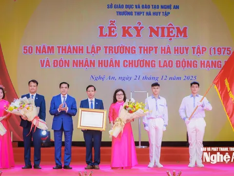 Trường THPT Hà Huy Tập đón Huân chương Lao động hạng Nhất nhân dịp tròn 50 năm xây dựng