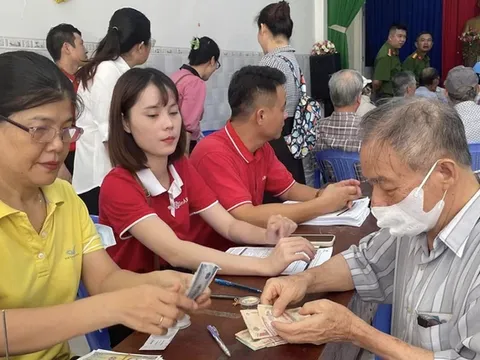 Người dân tại một số địa phương được nhận 3 tháng lương hưu trước Tết Nguyên đán