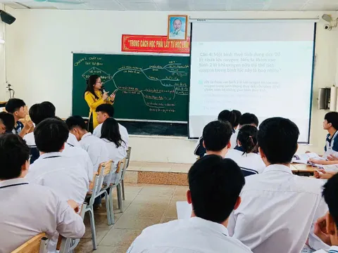 Hà Nội xem xét mở rộng diện hưởng thu nhập tăng thêm cho giáo viên THPT công lập