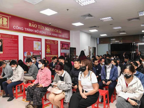 Đội mưa săn lộc đầu năm: Không khí ngày vía Thần Tài tại Thủ đô