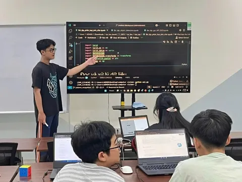 Nam sinh Hà Nội giành Huy chương Bạc AI quốc tế, trúng tuyển đại học top đầu Mỹ