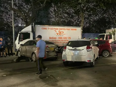 Nhân chứng kể phút ô tô lao vào hàng loạt xe trên phố Nguyễn Chánh