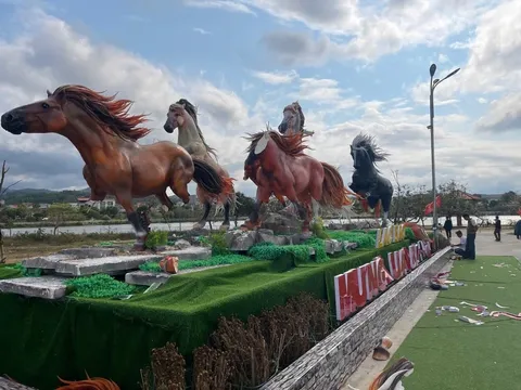 Linh vật “Mã đáo thành công” bị phá hoại: Có nên đặt các mô hình đắt giá ở nơi công cộng?