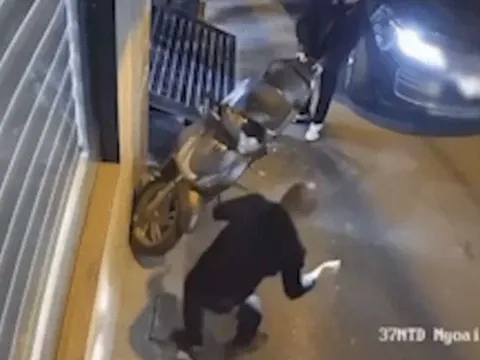 Từ vụ chọc thủng lốp xe máy SH: Phải làm gì khi người khác đỗ xe chắn lối đi?