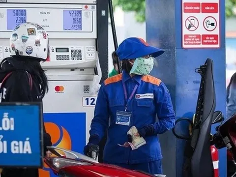 Tính chuyện “hạ nhiệt” giá xăng bằng cách đề xuất cắt 50% thuế môi trường