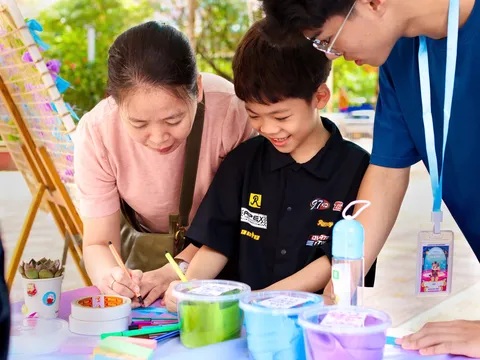 SCRIBBLES’ EXHIBITION 2026: Khi bản sắc cộng đồng được nhìn qua lăng kính trẻ thơ