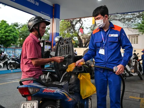 Xăng dầu đồng loạt giảm sâu, RON95 xuống dưới 30.000 đồng/lít