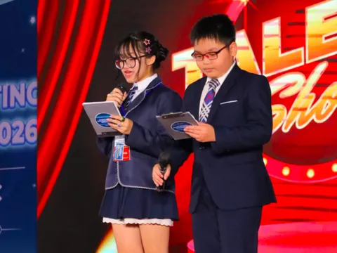 Từ sân khấu MC đến bàn tranh biện tiếng Anh của cô bé giành cú đúp huy chương vàng