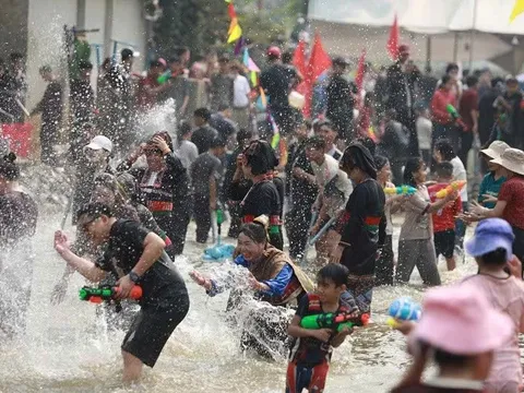 Sôi động Lễ hội té nước của người Lào ở Núa Ngam