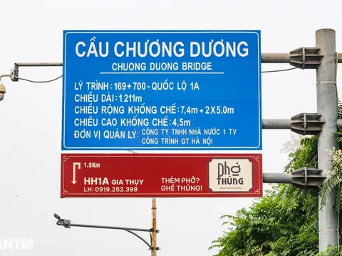 Biển quảng cáo "bám" biển giao thông: Tiềm ẩn tai họa trên cầu Chương Dương
