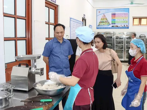 Hà Nội chuyển hướng quản lý an toàn thực phẩm trong bếp ăn trường học