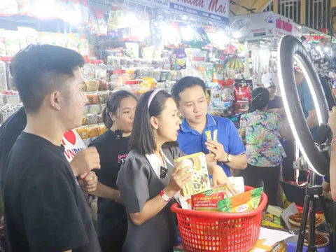 Chợ truyền thống bước vào kỷ nguyên số với ki ốt tự động và livestream bán hàng