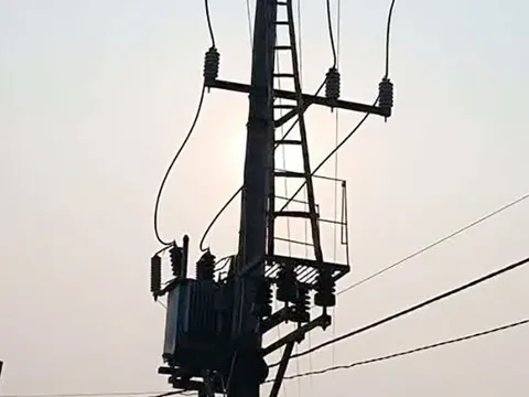 Nam sinh tử vong trên cột điện