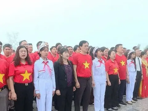 Ngành Giáo dục Điện Biên chào cờ dưới Cột cờ A Pa Chải, lan tỏa tinh thần yêu nước cho học sinh