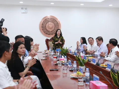 Bộ trưởng Bộ Y tế Đào Hồng Lan thăm và làm việc tại Bệnh viện Ung bướu Nghệ An