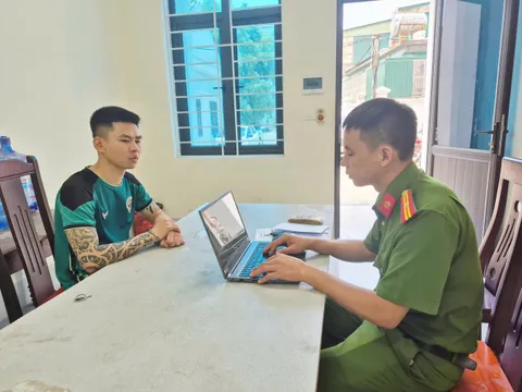 Giả vờ mua hàng rồi cướp giật tài sản