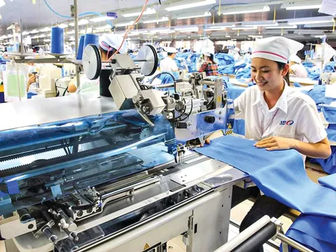 Người lao động kỳ vọng nâng lương, giảm giờ làm trước thềm Đại hội Công đoàn XIV