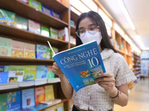 Phụ huynh giảm gánh nặng chi phí đầu năm khi giá sách giáo khoa được điều chỉnh