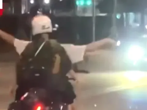 Đi xe máy buông 2 tay tạo dáng "cánh chim": Người nước ngoài vi phạm giao thông bị xử lý thế nào?