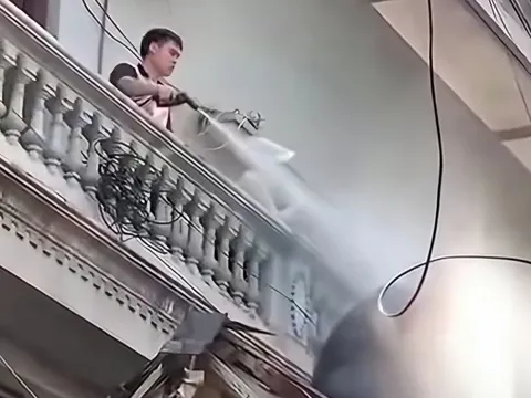 Người đàn ông xịt nước vào thợ xây ở Hà Nội có thể đối mặt chế tài nào?