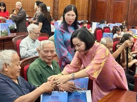 Phó Chủ tịch Quốc hội Nguyễn Thị Thanh trao 1.550 phần quà tri ân người có công và học sinh tỉnh Điện Biên