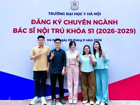 Hành trình nỗ lực từ cậu học trò cõng bạn đến bác sĩ nội trú Y Hà Nội