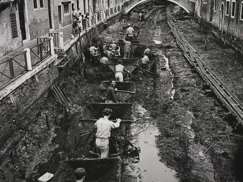 Năm 1956 ở Italia: Những kho báu ẩn giấu bên dưới các con kênh ở Venice