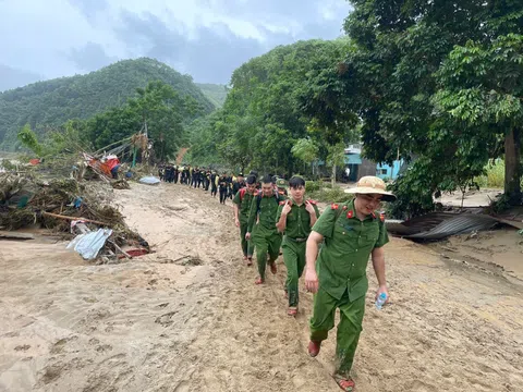 Công an huyện Bảo Yên(Lào Cai) oằn mình giúp dân trong mưa lũ