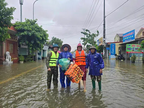 Quảng Bình: CLB thiện nguyện PUN QB gom áo phao, đèn pin và nước uống hỗ trợ người dân vùng lũ