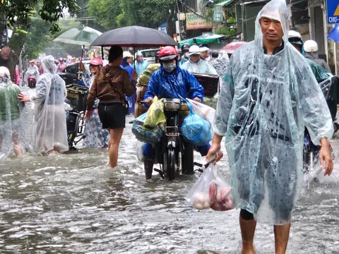 Thừa Thiên Huế: Nước lũ lên cao, nhiều trường tiếp tục cho học sinh nghỉ học