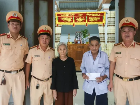 CSGT Phú Lộc trao tặng 20 triệu đồng hỗ trợ gia đình khó khăn ở xã Chân Mây - Lăng Cô