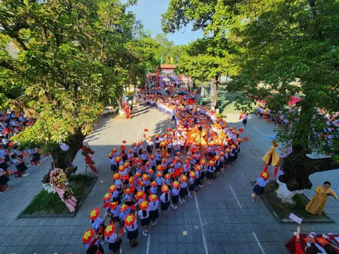 Học sinh trường tiểu học ở TP Huế xếp hình bản đồ Việt Nam mừng Lễ khai giảng