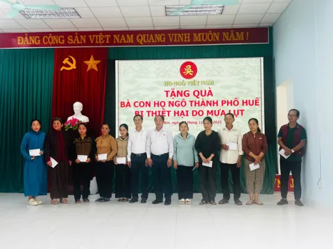 Hội đồng họ Ngô Việt Nam thăm hỏi, tặng quà bà con họ Ngô tại Huế bị ảnh hưởng do mưa lũ