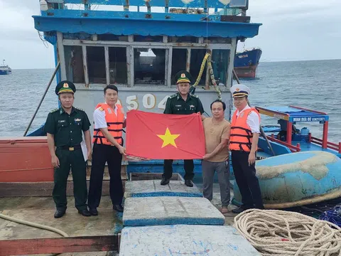 Tàu Hải quân Vùng 4 kéo cứu tàu cá bị hỏng máy trên biển