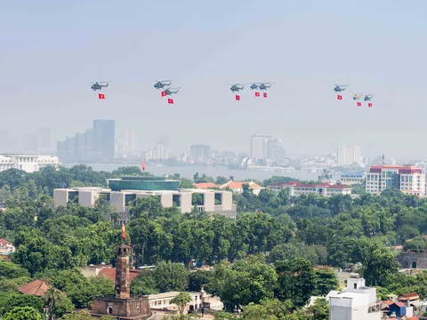 Trực thăng hợp luyện treo cờ Đảng, cờ Tổ quốc tung bay trên bầu trời Thủ đô