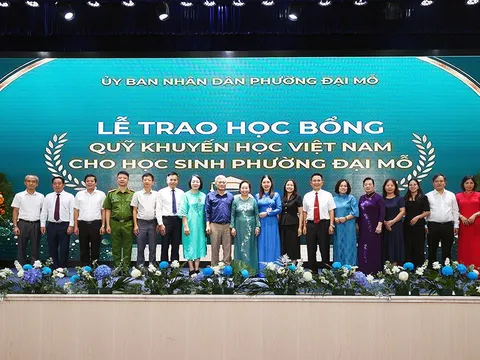 Lễ trao học bổng Quỹ Khuyến học Việt Nam cho học sinh các trường công lập trên địa bàn phường Đại Mỗ, Hà Nội